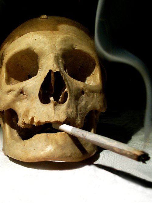 Dlaczego palacze wyglądają starzej od osób niepalących?
