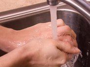 Ręczne zmywanie naczyn zapobiega alergiom u dzieci