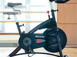Trening na rowerze stacjonarnym – wybór sprzętu, plany treningowe, efekty ćwiczeń
