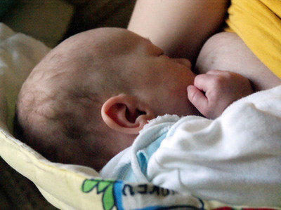 Bakterie w jelicie niemowląt pomagają trawić mleko kobiece