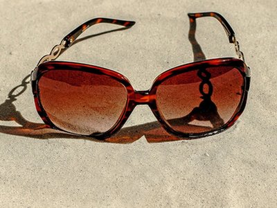 Okulary przeciwsłoneczne – zalety noszenia, dobór