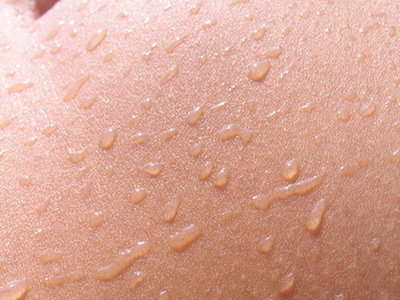 Naukowcy opisują ochronną rolę mikroflory skóry
