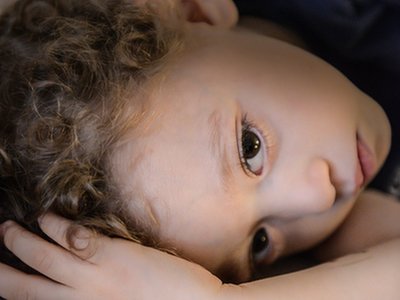 Nieśmiałość u dziecka – jak sobie z nią radzić?