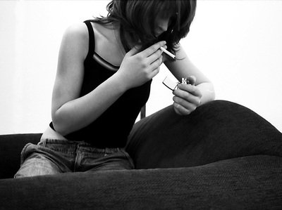 Nikotynizm: dziewczyny chętniej sięgają po pierwszego papierosa niż chłopcy