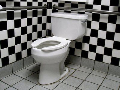 Czego należy unikać ucząc dziecko korzystania z toalety?