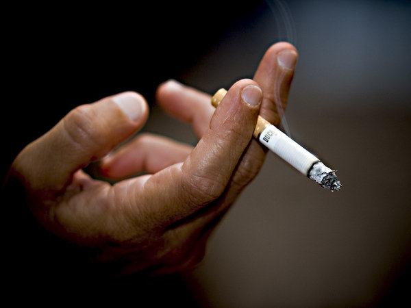 15 sposobów, w które palenie niszczy twój wygląd